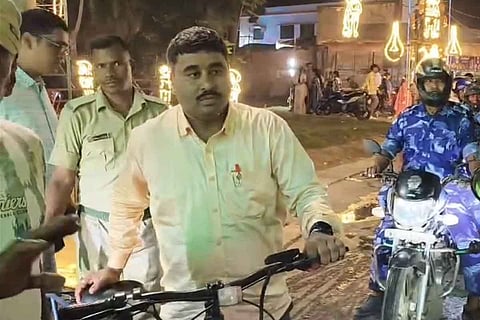 साइकिल से घुमते विधायक कृष्णकांत साहा 