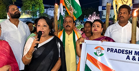 फोटो में गांधी प्रतिमा के समक्ष कथित वोट चोरी के विरोध में धरना-प्रदर्शन करती महिला कांग्रेस की पदाधिकारी एवं कार्यकर्ता, जो मुख्य निर्वाचन आयुक्त ज्ञानेश कुमार के इस्तीफे की मांग कर रही हैं।
