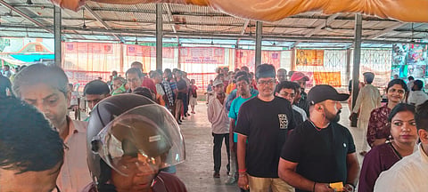 भोग के लिए लाइन में खड़े श्रद्धालु 