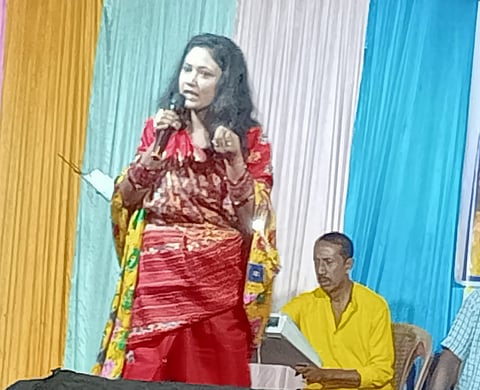जामुड़िया : आसनसोल नगर निगम के जामुड़िया बोरो-1 अंतर्गत एबी पिट क्षेत्र में माता के जागरण का भव्य आयोजन श्रद्धा एवं भक्तिभाव के साथ किया गया। इस धार्मिक एवं सांस्कृतिक कार्यक्रम में दुर्गापुर से आए गायक-गायिकाओं ने अपनी मधुर आवाज और मनमोहक प्रस्तुतियों से ऐसा समां बांधा कि उपस्थित श्रद्धालु माता की भक्ति में लीन होकर झूमने पर मजबूर हो गए।
कार्यक्रम का शुभारंभ भगवान श्रीगणेश की वंदना के साथ हुआ। गणेश वंदना के पश्चात माता रानी के चरणों में भक्ति गीतों की प्रस्तुति अर्पित की गई। जैसे-जैसे कलाकारों ने माता के एक से बढ़कर एक भजन प्रस्तुत किए, वैसे-वैसे पूरा आयोजन स्थल भक्तिरस में सराबोर होता चला गया। माता के जयकारों और भक्ति गीतों से वातावरण गुंजायमान हो उठा। श्रद्धालुओं ने भजनों का आनंद लेते हुए माता रानी के प्रति अपनी अटूट आस्था और श्रद्धा व्यक्त की।
दुर्गापुर से पहुंचे कलाकारों ने अपनी गायकी, संगीत और भावपूर्ण प्रस्तुतियों के माध्यम से उपस्थित भक्तों को आध्यात्मिक आनंद की अनुभूति कराई। माता के भजनों ने श्रद्धालुओं को भक्ति के रंग में रंग दिया। पूरे कार्यक्रम के दौरान धार्मिक उल्लास और सांस्कृतिक सौहार्द का सुंदर संगम देखने को मिला।
इस अवसर पर सोरेन चौधरी, सनी सिंह, जंगबहादुर पासवान, विशाल सिंह, तुषार बहादुर, अजय राजवंशी, विक्की नोनिया, रवि नोनिया, अरुण सिंह, धीरज नोनिया, मिथिलेश पासवान, देवेंद्र पासवान एवं विशेष रूप से आमंत्रित भाजपा के जिला उपाध्यक्ष संतोष सिंह सहित अन्य लोग उपस्थित थे । माता के जागरण ने क्षेत्र में भक्तिमय वातावरण का संचार किया और श्रद्धालुओं को सामूहिक रूप से माता की आराधना करने का अवसर प्रदान किया।