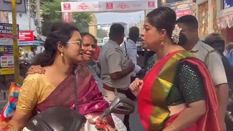 सड़क पर हेलमेट नहीं पहने वालों को जागरूक करतीं मंत्री मोमिता विश्वास मिश्रा (साभार फोटो)
