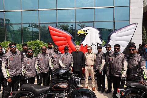 फोटो में राष्ट्रीय मोटरसाइकिल रैली 2026 में भाग ले रहा अंडमान एवं निकोबार पुलिस दल विद्यार्थियों और स्थानीय समुदाय के लोगों से संवाद कर नशीले पदार्थों के दुरुपयोग के प्रति जागरूकता फैलाते तथा युवाओं को नशामुक्त भारत के निर्माण में योगदान देने के लिए प्रेरित करते हुए दिखाया गया है।