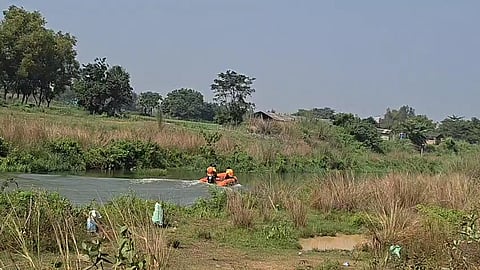 नहर में स्पीड बोट से चल रहा सर्च ऑपरेशन 