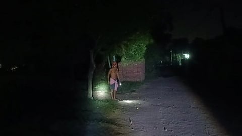 हाथ में हथियार लेकर गांव में घूम रहा अभियुक्त