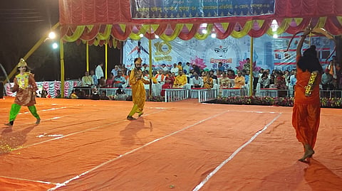 रावन दहन में नाटक का मंचन करते कलाकार 