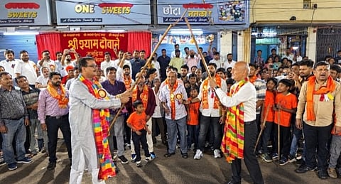 फोटो - अखाड़ा में करतब दिखाते विधायक डॉ बिजन मुखर्जी
जामुड़िया : ‘नवरात नौ दिन माई, दशम दिन विदाई’ की परंपरागत भावना के बीच बुधवार की शाम जामुड़िया में मां दुर्गा की प्रतिमाओं की भव्य शोभायात्रा निकाली गई। श्री दुर्गा सेवा समिति, 11 नंबर सार्वजनिक दुर्गापूजा कमेटी और एबीपीट सार्वजनिक दुर्गापूजा कमेटी की प्रतिमाओं को महावीर अखाड़ा के साथ ढोल-नगाड़े, आतिशबाजी और पारंपरिक अखाड़ा खेलों के बीच धूमधाम से विदाई दी गई। इस दौरान श्रद्धालुओं ने नम आंखों से मां को विदा करते हुए अगले वर्ष पुनः आगमन की कामना की।
शोभायात्रा के दौरान एबीपीट अखाड़ा कमेटी की ओर से एबीपीट कोलियरी मैदान में पगड़ी बंधन की रस्म निभाई गई। इस अवसर पर अखाड़े के उस्तादों को पगड़ी पहनाकर सम्मानित किया गया। वहीं, तीन नंबर पंप हाउस अखाड़ा कमेटी की ओर से भी पगड़ी बंधन का आयोजन किया गया। इस मौके पर विकास यादव, गोपाल दास और महेश सिंह प्रमुख रूप से उपस्थित थे।
11 नंबर सार्वजनिक दुर्गापूजा कमेटी की ओर से शोभायात्रा के दौरान अतिथियों को सम्मानित किया गया। इस अवसर पर कमेटी के रोहनराम रजक, संतोष भारती और महेश सिंह सहित अन्य सदस्य उपस्थित थे। वहीं, श्री दुर्गा सेवा समिति की ओर से पवन अग्रवाल, बिहारीलाल टिबरेवाल सहित कमेटी के अन्य सदस्यों ने आयोजन में सक्रिय भूमिका निभाई।
शोभायात्रा के दौरान जामुड़िया के विधायक डॉ. बिजन मुखर्जी ने भी अखाड़ा खेलकर खिलाड़ियों का उत्साहवर्धन किया। मारवाड़ी युवा मंच की ओर से सूचना एवं सेवा केंद्र लगाया गया, जबकि विश्व हिंदू परिषद के नेता और समर्थक भी उपस्थित रहे।
विसर्जन शोभायात्रा को शांतिपूर्ण ढंग से संपन्न कराने के लिए पुलिस प्रशासन की ओर से सुरक्षा के पुख्ता इंतजाम किए गए थे। थाना प्रभारी सोमेन्द्रनाथ सिंह ठाकुर, ट्रैफिक इंचार्ज सुकांत दास और सीआई मानव दास पूरे जुलूस के दौरान मुस्तैद रहे। अंततः सभी प्रतिमाओं का विसर्जन थाना स्थित राधाकांत पोखर में किया गया। भक्ति, उत्साह और भावुकता के बीच मां दुर्गा को विदाई दी गई।