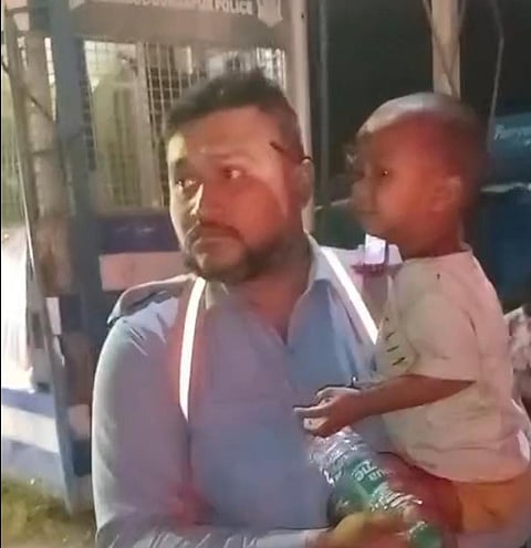 बच्चा को गोद में लिए सीवी पुलिस 