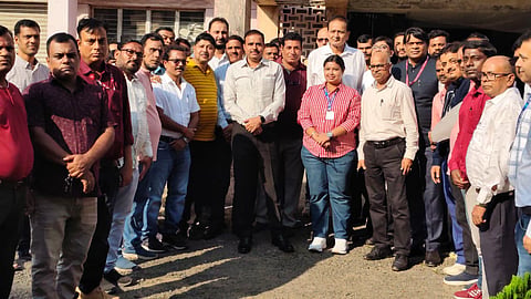 मौके पर मौजूद डॉक्टर गोपाल सिंह एवं अन्य 
