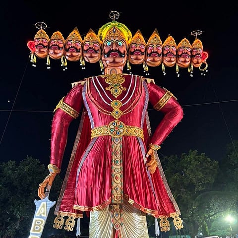 खड़गपुर में जलाया जा रहा रावण का पुतला 