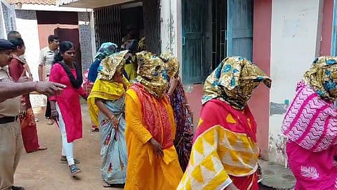 अभियुक्तों को अदालत ले जाती पुलिस 