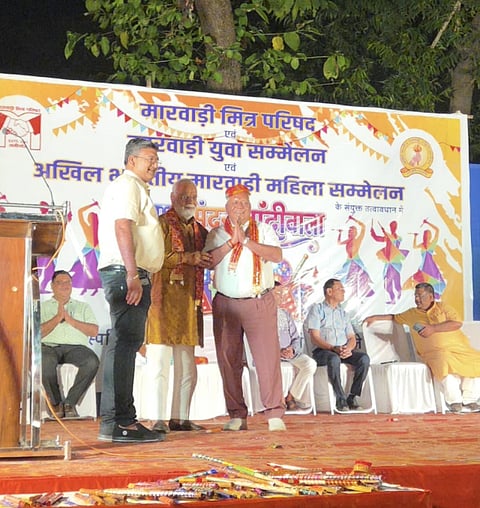 कार्यक्रम में विशिष्ट लोगों को सम्मानित करते आयोजन कमेटी के पदाधिकारी 
