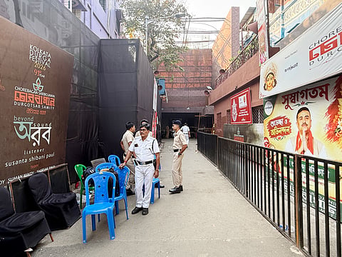 शुक्रवार को चोरबागान पूजा पंडाल के बाहर तैनात पुलिस कर्मी
