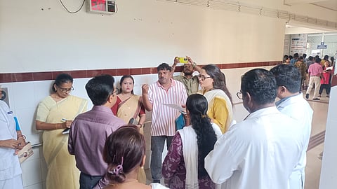 पोक्काडेरा पंचायत प्रतिनिधियों द्वारा स्वास्थ्य सचिव से मुलाकात कर मायाबंदर जिला अस्पताल की समस्याएं उठाए जाने का दृश्य।