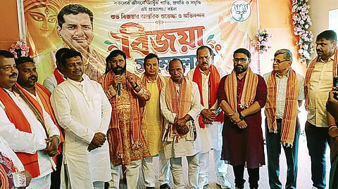 कार्यक्रम में लोगों को संबोधित करते दुर्गापुर के विधायक लखन घोरुई एवं रानीगंज के विधायक पार्थ घोष व अन्य 