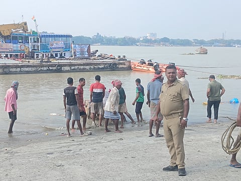 प्रतिमा विसर्जन करते हुए लोगों की तस्वीर 