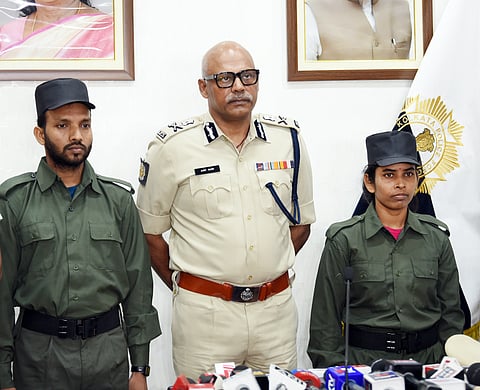 कोलकाता पुलिस कमिश्नर के समक्ष आत्मसमर्पण करते हुए माओवादी दंपति