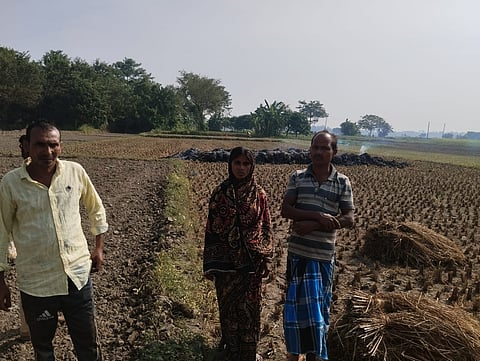 घटना की जानकारी देता पीड़ित किसान परिवार 