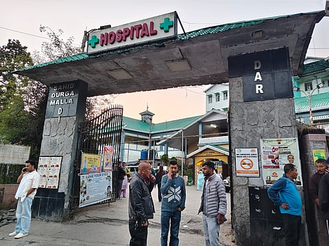 दार्जिलिंग जिला अस्पताल में स्वास्थ्यकर्मियों पर हमले का आरोपी पुलिस निगरानी में