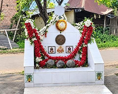 
जामुड़िया : मां काली की महिमा अपरंपार है। भक्तों की अटूट श्रद्धा और विश्वास में मां अनेक रूपों में पूजित होती हैं। जामुड़िया विधानसभा क्षेत्र के श्यामला अंचल स्थित फरफरी गांव में मां काली की आराधना का एक ऐसा ही अनूठा एवं आध्यात्मिक स्वरूप देखने को मिलता है, जहां मां किसी निर्मित प्रतिमा में नहीं, बल्कि पवित्र पाषाण स्वरूप में विराजमान हैं। खुले आकाश के नीचे विराजती मां के इस दिव्य स्वरूप के प्रति ग्रामीणों की अटूट आस्था पीढ़ियों से चली आ रही है।
ग्रामीणों की मान्यता के अनुसार, यह पाषाण काली स्थान लगभग 150 वर्ष पुराना है। गांव के बुजुर्गों का कहना है कि उनके पूर्वजों के समय से ही विशेष शिलाखंडों को आदिशक्ति मां काली का प्रतीक मानकर विधि-विधान से पूजा-अर्चना की जाती रही है। श्रद्धालुओं के लिए ये शिलाखंड महज पत्थर नहीं, बल्कि मां की दिव्य उपस्थिति और शक्ति के प्रतीक हैं। भक्त यहां शीश नवाकर अपने परिवार, गांव और समाज की सुख-शांति एवं समृद्धि की कामना करते हैं।
इस पावन परंपरा का प्रमुख अवसर अमावस्या की रात्रि होती है। इस विशेष अवसर पर ग्रामीण समीप स्थित तालाब से मां के पाषाण स्वरूप को पारंपरिक विधि-विधान के साथ पूजा स्थल तक लाते हैं। इसके बाद दीप प्रज्ज्वलित कर, धूप-अगरबत्ती की सुगंध और मंत्रोच्चार के बीच लगभग तीन से चार घंटे तक मां की आराधना की जाती है। श्रद्धालु पूरी श्रद्धा और भक्ति से मां के चरणों में अपनी मनोकामनाएं अर्पित करते हैं। पूजा के उपरांत परंपरा के अनुसार बलिदान की रस्म भी निभाई जाती है।
इस धार्मिक स्थल की विशेषता यह है कि मां के पाषाण स्वरूप के ऊपर कोई स्थायी छत अथवा मंदिर नहीं बनाया गया है। लोकमान्यता है कि पूर्वजों को मां की ओर से इस स्थान को खुला रखने का निर्देश मिला था। इसी विश्वास के अनुरूप आज भी मां खुले आकाश के नीचे विराजमान हैं।
कृषि-किसानी पर निर्भर ग्रामीण आर्थिक रूप से साधारण जीवन जीते हैं, लेकिन मां काली के प्रति उनकी श्रद्धा असाधारण है। फरफरी गांव का यह पावन स्थल आज भी लोकविश्वास, आध्यात्मिक चेतना और प्राचीन धार्मिक परंपरा का जीवंत प्रतीक बना हुआ है।