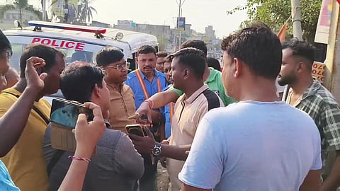युवकों से बात करती पुलिस