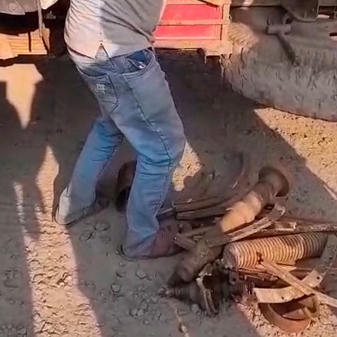 चोरी का सामान निकालते ड्राइवर 