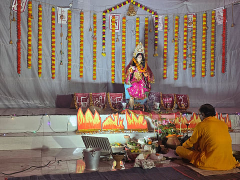 मां लक्खी का पूजा करते पंडित 