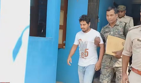 सोशल मीडिया इन्फ्लुएंसर को गिरफ्तार कर ले जाती पुलिस 