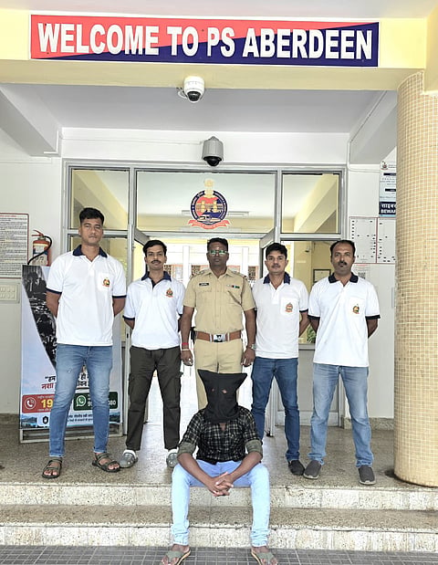 फोटो में पैरोल पर रिहा होने के बाद फरार हुए तमिलनाडु के आजीवन कारावास की सजा पाए कैदी अरुण पांडियन, जिसे गराचरमा में तलाशने के बाद पुलिस ने तमिलनाडु पुलिस को सौंप दिया।


