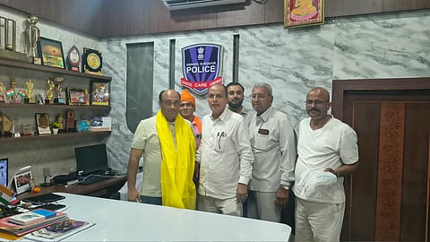 हीरापुर थाना प्रभारी को सम्मानित करते अखाड़ा कमेटी के पदाधिकारी 