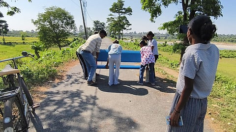 हाथियों ने सड़क पर रख दी सीमेंट की बेंच