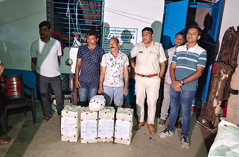 जब्त मादक पदार्थ, गिरफ्तार दोनों अभियुक्त और पुलिस टीम
