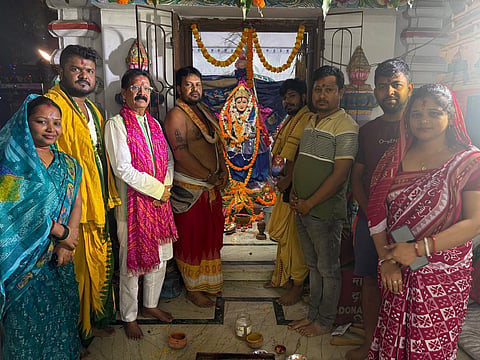 मां लक्ष्मी की पूजा करते श्रद्धालु 