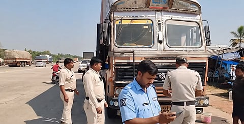 बेलदा में एनएच -60 पर अवैध पार्किंग के खिलाफ पुलिस द्वारा चलाया जा रहा अभियान 