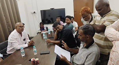 रेशमी प्रबंधन से बात करते ग्रामवासी 
