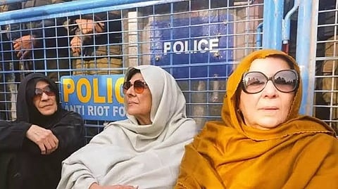 इमरान खान की बहनों की हिरासत 30 दिन बढ़ी