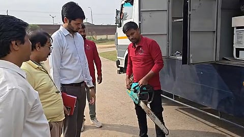 निरीक्षण करते अधिकारी 