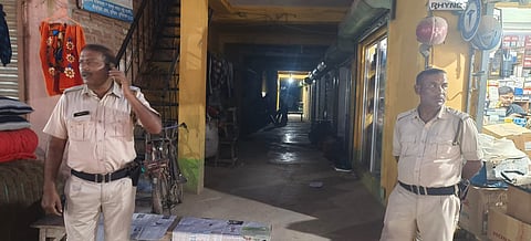 इनकाउंटर स्थल पर तैनात पुलिसकर्मी 