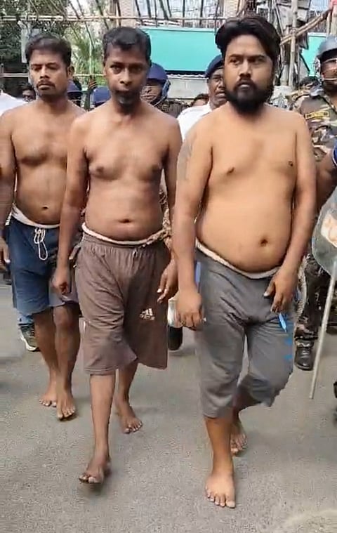 सरसुना में रिकांस्ट्रक्शन के लिए आरोपियों को अर्द्धनग्न अवस्था में लेकर पहुंची पुलिस