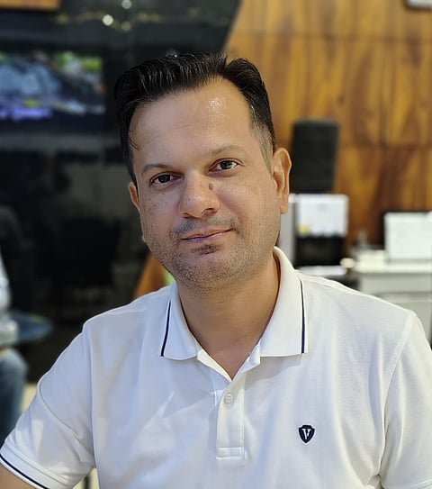 फोटो में जेएनआरएम के वनस्पति विज्ञान स्नातकोत्तर विभाग के सहायक प्राध्यापक एवं विभागाध्यक्ष डॉ. दीपोन शर्मा, जिन्हें अंतरराष्ट्रीय प्रकृति संरक्षण संघ के कवक विशेषज्ञ समूह में सदस्य के रूप में नियुक्त किया गया है।