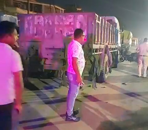 खड़ी मालवाहक गाड़ी से टकराया फूड डिलीवरी राइडर