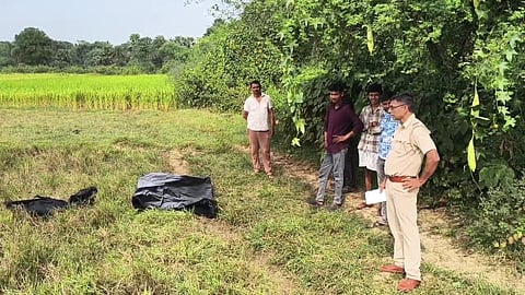 जांच करती पुलिस