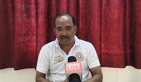 फोटो में हिंदू राष्ट्र शक्ति के प्रदेश अध्यक्ष  राकेश्वर लाल, चेन्नई और कोलकाता में सहायता केंद्र स्थापित करने की मांग उठाते हुए।