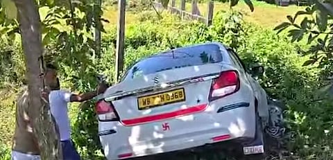 ट्रक की टक्कर से खाई में गिरी कार