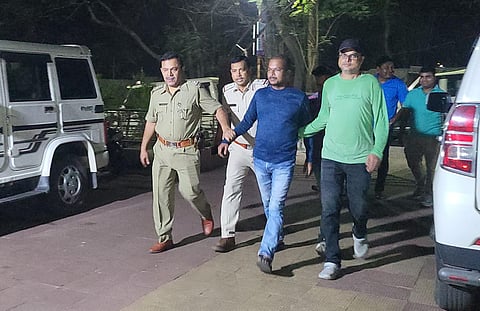 गिरफ्तार अभियुक्त को अदालत ले जाती पुलिस 