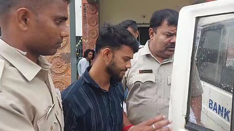 गिरफ्तार अभियुक्त को अदालत ले जाती पुलिस