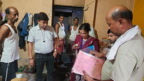 जांच करते फूड सेफ्टी ऑफिसर 