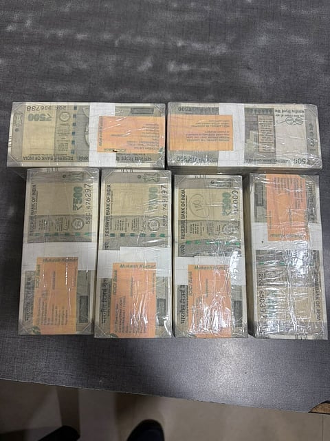  बड़ाबाजार में गिरफ्तार अभियुक्तों के पास से बरामद रुपये