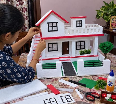 घरौंदा बनाते हुए बच्चे 