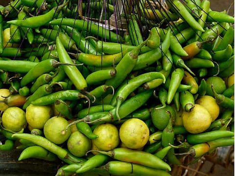 Nimbu Mirch Ke Totke : ठप करियर तक को शुरू कर देंगे नींबू मिर्च के ये टोटके