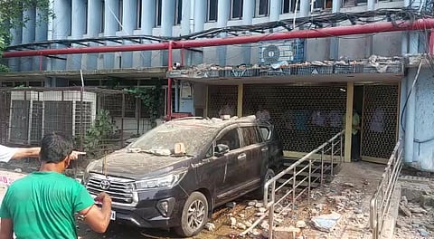 विकास भवन में छज्जा का हिस्सा गिरा, एक घायल